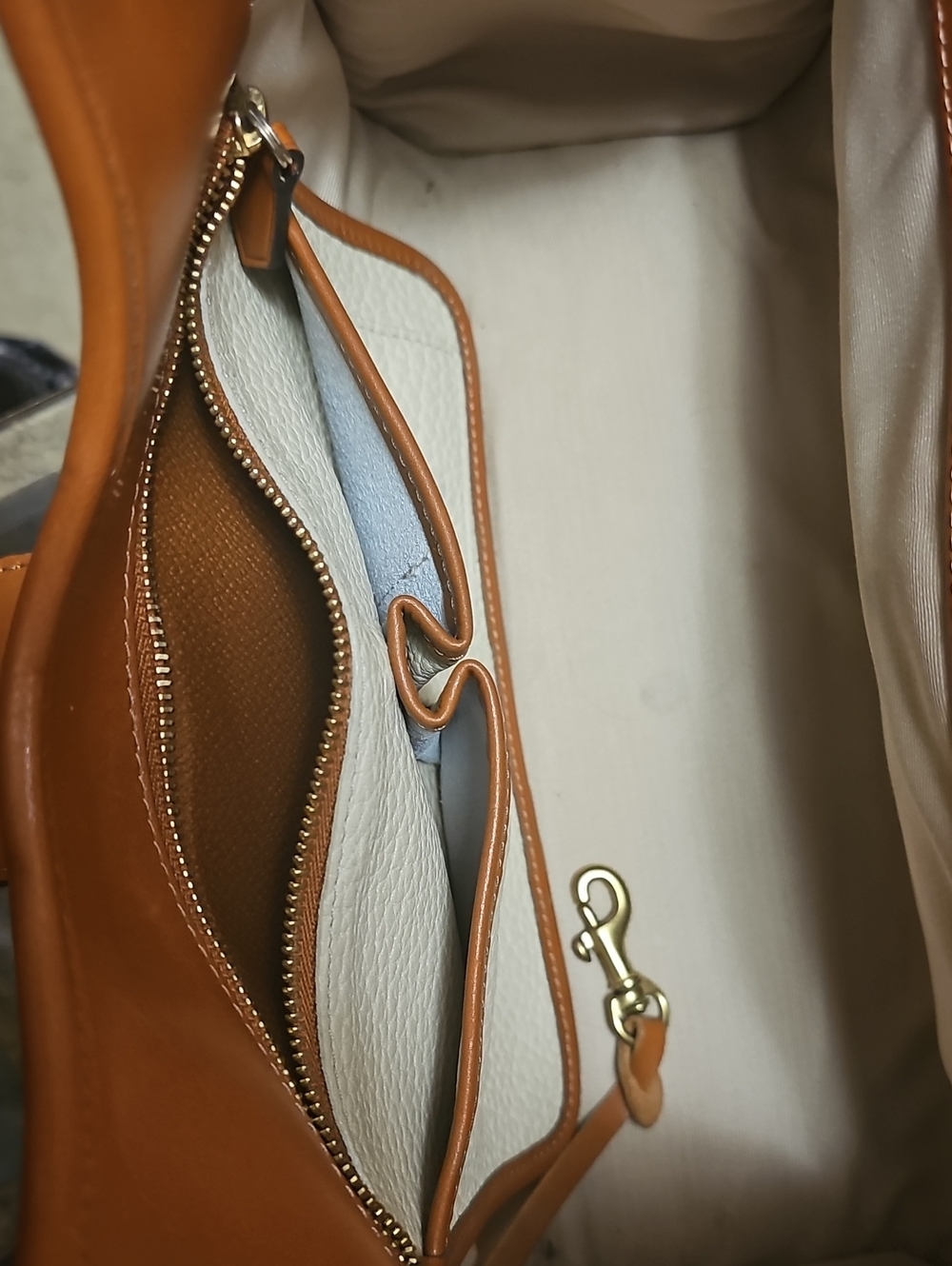 Dooney & Bourke Tan and Cream Leather Shoulder Bag ❤️ OFFERS WELCOMED!!❤️ - Picture 11 of 16